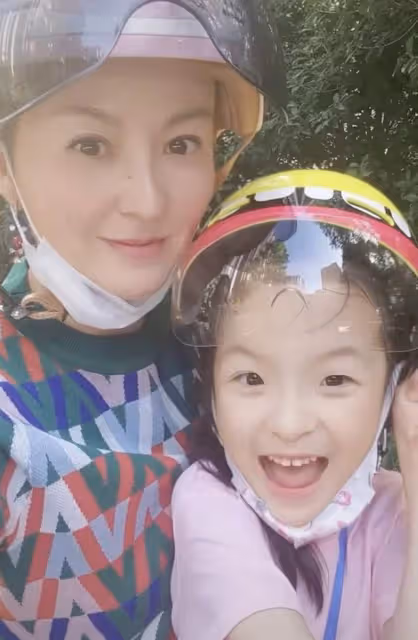 42歲女星騎電動車接娃放學,女兒亂按喇叭被訓斥,日常出行靠地鐵