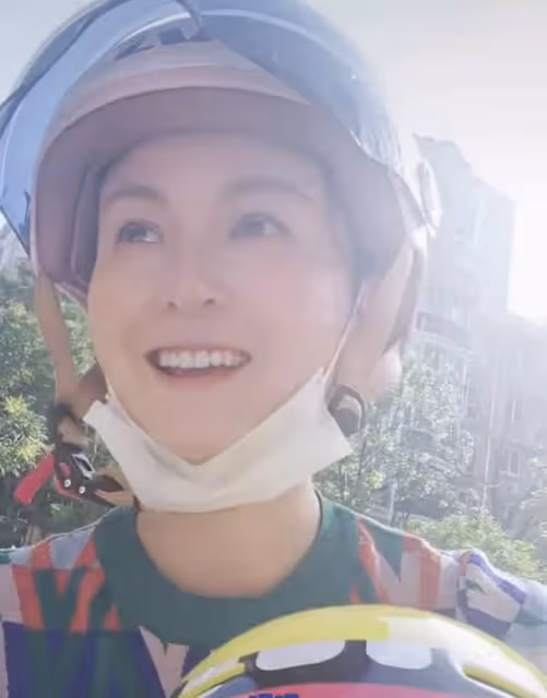 42歲女星騎電動車接娃放學,女兒亂按喇叭被訓斥,日常出行靠地鐵