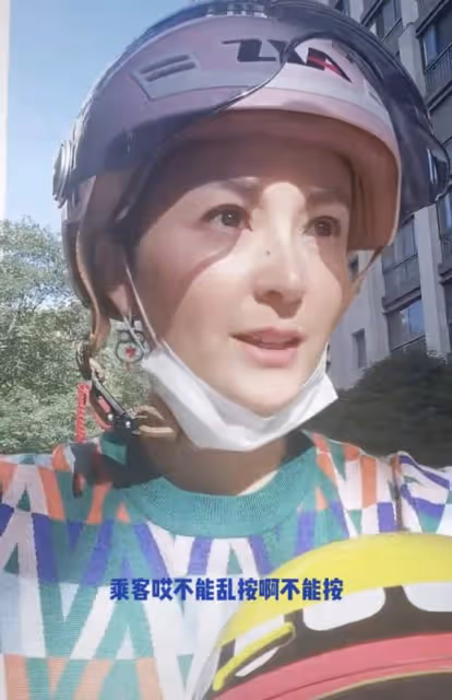 42歲女星騎電動車接娃放學,女兒亂按喇叭被訓斥,日常出行靠地鐵