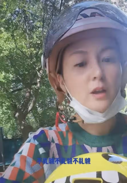 42歲女星騎電動車接娃放學,女兒亂按喇叭被訓斥,日常出行靠地鐵