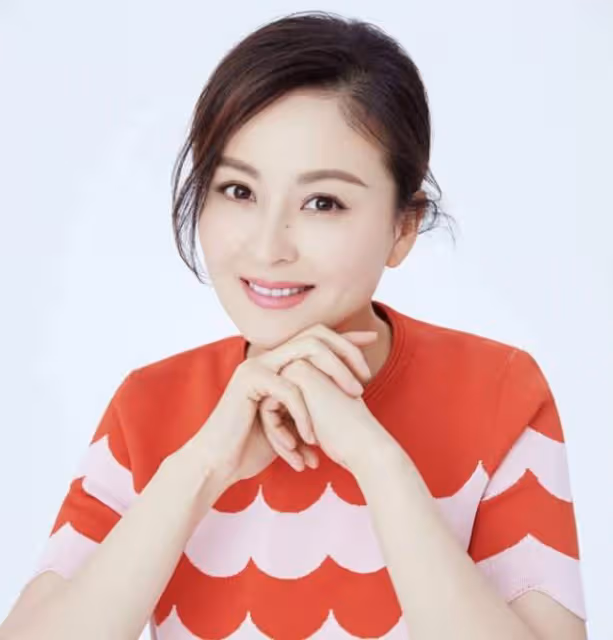 42歲女星騎電動車接娃放學,女兒亂按喇叭被訓斥,日常出行靠地鐵