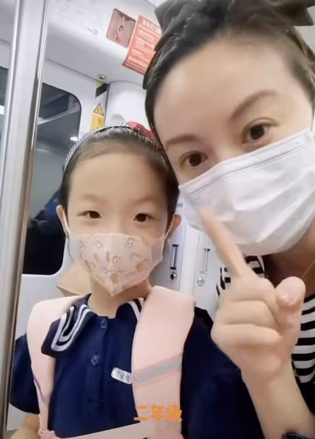 42歲女星騎電動車接娃放學,女兒亂按喇叭被訓斥,日常出行靠地鐵