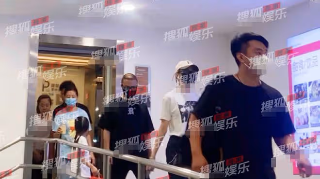 汪峰帶兩女兒購物,17歲小蘋果身高已超爸爸,身材曲線曼妙似超模