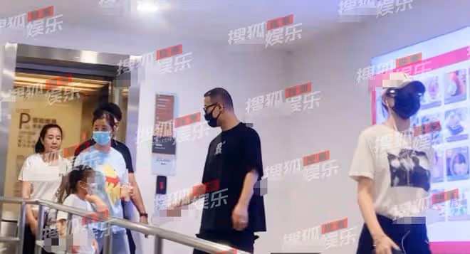 汪峰帶兩女兒購物,17歲小蘋果身高已超爸爸,身材曲線曼妙似超模