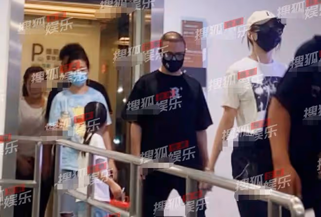 汪峰帶兩女兒購物,17歲小蘋果身高已超爸爸,身材曲線曼妙似超模