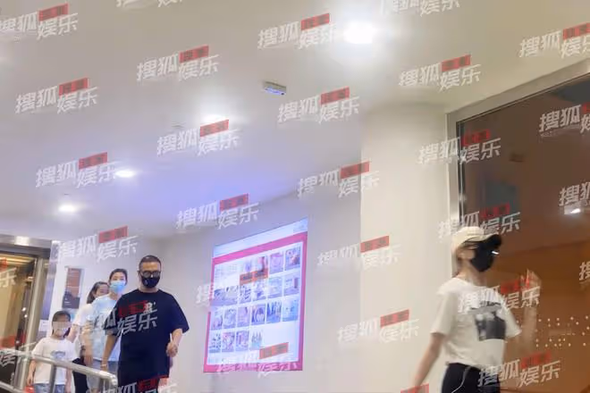 汪峰帶兩女兒購物,17歲小蘋果身高已超爸爸,身材曲線曼妙似超模