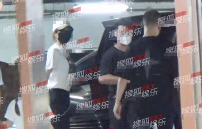 汪峰帶兩女兒購物,17歲小蘋果身高已超爸爸,身材曲線曼妙似超模