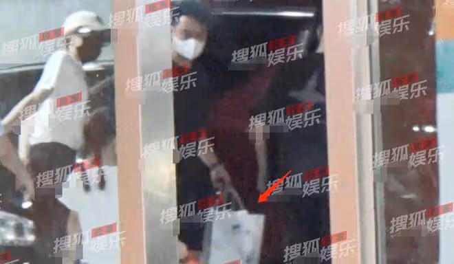 汪峰帶兩女兒購物,17歲小蘋果身高已超爸爸,身材曲線曼妙似超模