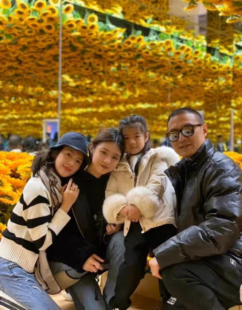 汪峰帶兩女兒購物,17歲小蘋果身高已超爸爸,身材曲線曼妙似超模