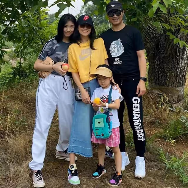 汪峰帶兩女兒購物,17歲小蘋果身高已超爸爸,身材曲線曼妙似超模
