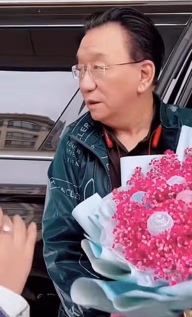 75歲侯耀華商演撈金,穿50元上衣獲異性送花,走路搖擺靠人攙扶