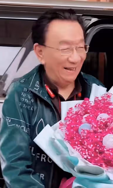 75歲侯耀華商演撈金,穿50元上衣獲異性送花,走路搖擺靠人攙扶