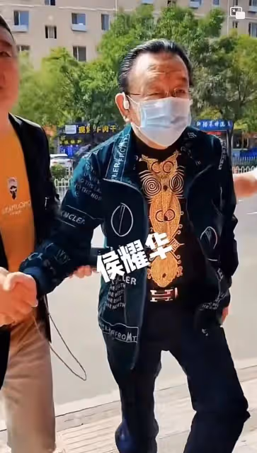 75歲侯耀華商演撈金,穿50元上衣獲異性送花,走路搖擺靠人攙扶