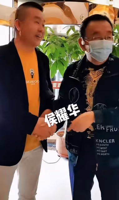 75歲侯耀華商演撈金,穿50元上衣獲異性送花,走路搖擺靠人攙扶