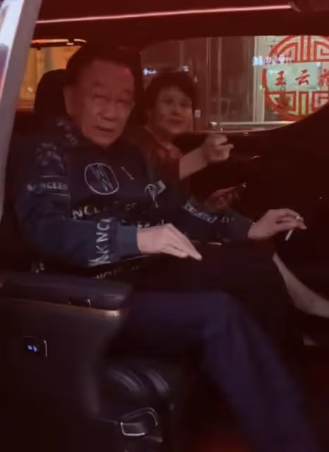 75歲侯耀華商演撈金,穿50元上衣獲異性送花,走路搖擺靠人攙扶