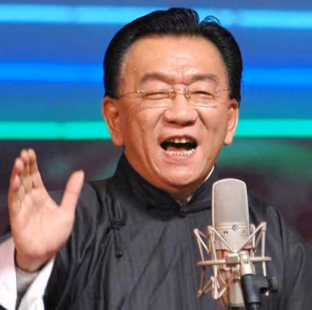 75歲侯耀華商演撈金,穿50元上衣獲異性送花,走路搖擺靠人攙扶