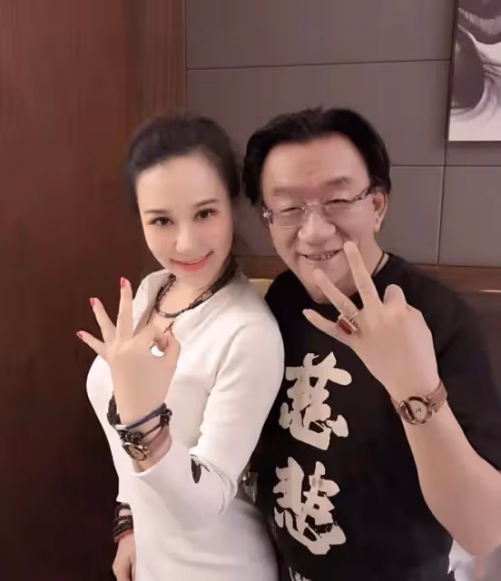 75歲侯耀華商演撈金,穿50元上衣獲異性送花,走路搖擺靠人攙扶