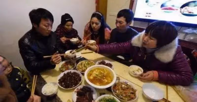 我被鄰居嫌棄賺不到錢，還慫恿婆婆別給我做飯吃，後來她遭報應了