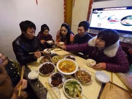 我被鄰居嫌棄賺不到錢,還慫恿婆婆別給我做飯吃,後來她遭報應了