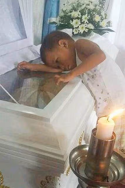 5歲男孩兒趴在棺材上,「媽媽你是不要我了嗎?」親人默默流淚