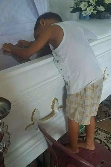 5歲男孩兒趴在棺材上,「媽媽你是不要我了嗎?」親人默默流淚