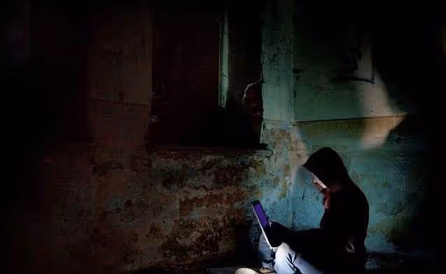 一下忘了掛電話,一旁聽到爸媽聊天秘密,女兒哭著說:今生不嫁,不後悔