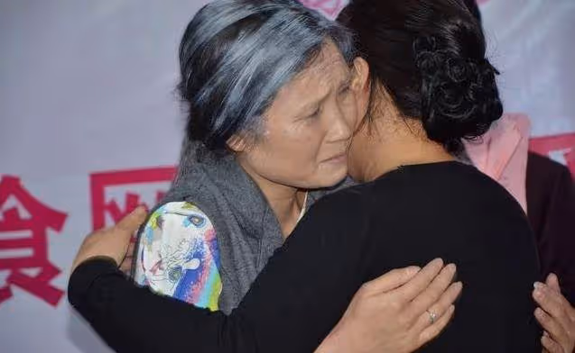 一下忘了掛電話,一旁聽到爸媽聊天秘密,女兒哭著說:今生不嫁,不後悔