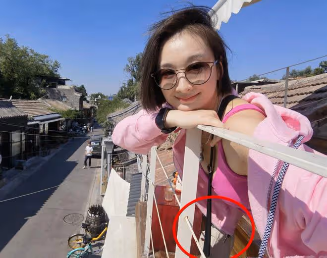 37歲穆婷婷罕曬出遊照!穿背心身材出眾,退圈4年背百元包顯低調