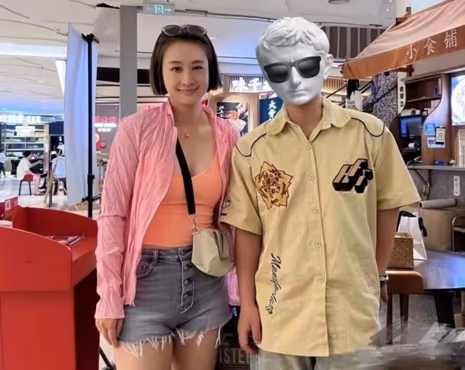37歲穆婷婷罕曬出遊照!穿背心身材出眾,退圈4年背百元包顯低調