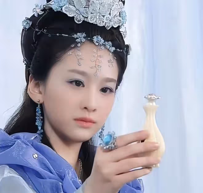 37歲穆婷婷罕曬出遊照!穿背心身材出眾,退圈4年背百元包顯低調