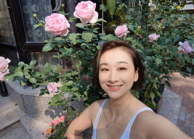 37歲穆婷婷罕曬出遊照!穿背心身材出眾,退圈4年背百元包顯低調