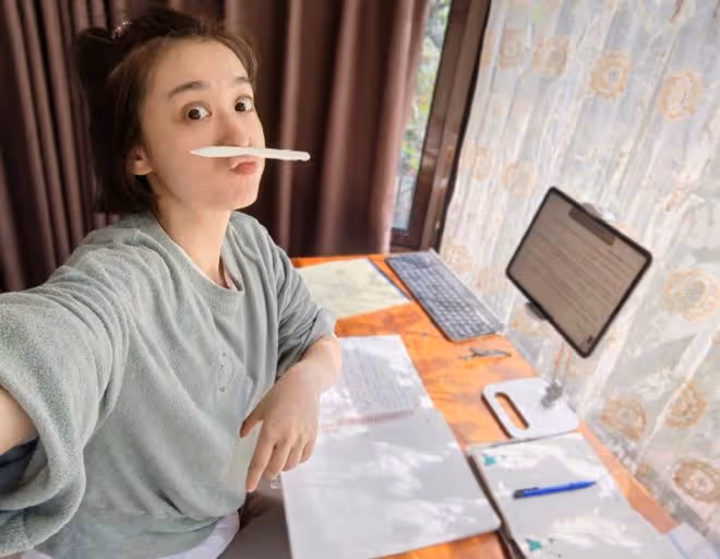 37歲穆婷婷罕曬出遊照!穿背心身材出眾,退圈4年背百元包顯低調