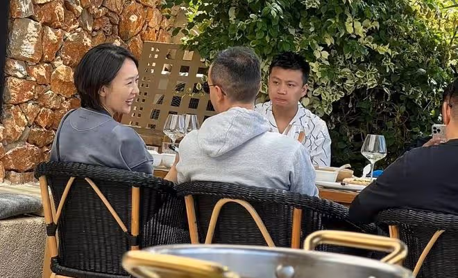 童瑤素顏喝酒腫到快認不出,拿電子菸與男性調笑,富豪老公疑在旁