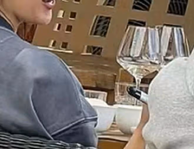 童瑤素顏喝酒腫到快認不出,拿電子菸與男性調笑,富豪老公疑在旁