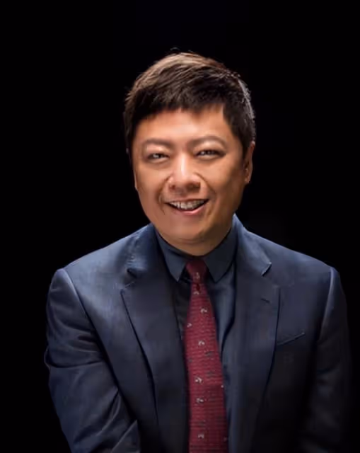 童瑤素顏喝酒腫到快認不出,拿電子菸與男性調笑,富豪老公疑在旁