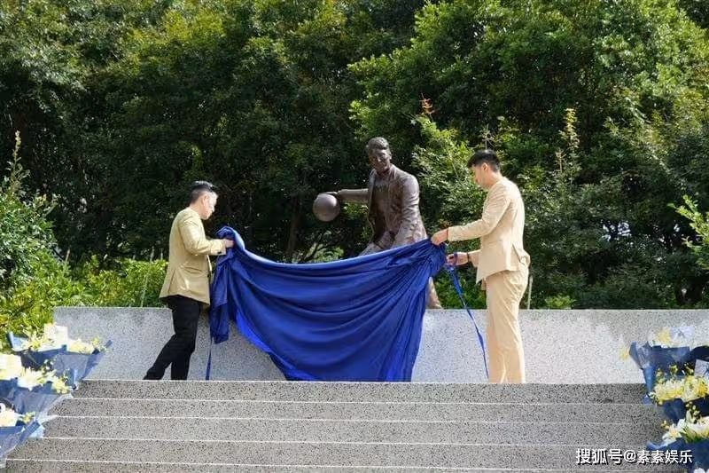 高以翔銅像揭幕:黑人陳建州代表致詞,高爸高媽感謝每一位朋友