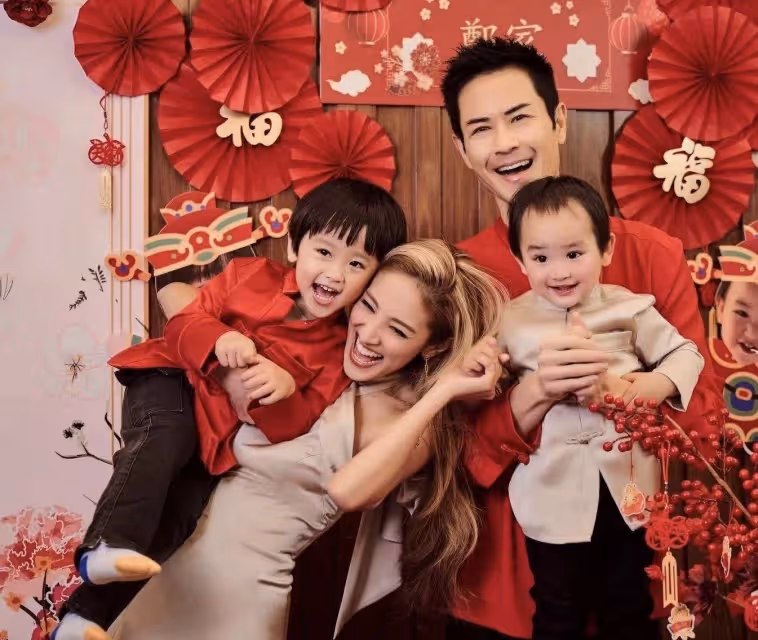幸福！鄭嘉穎為大兒子舉辦3歲生日派對，一家四口高顏值羨煞旁人