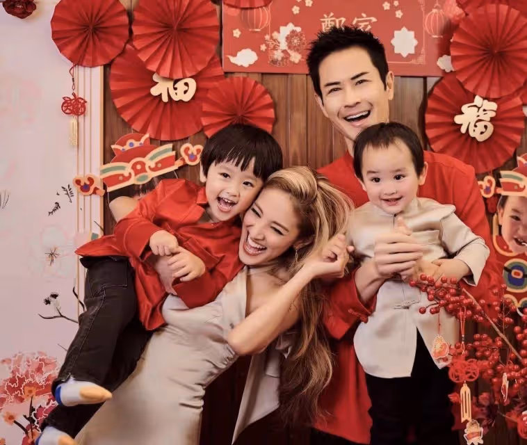 幸福!鄭嘉穎為大兒子舉辦3歲生日派對,一家四口高顏值羨煞旁人