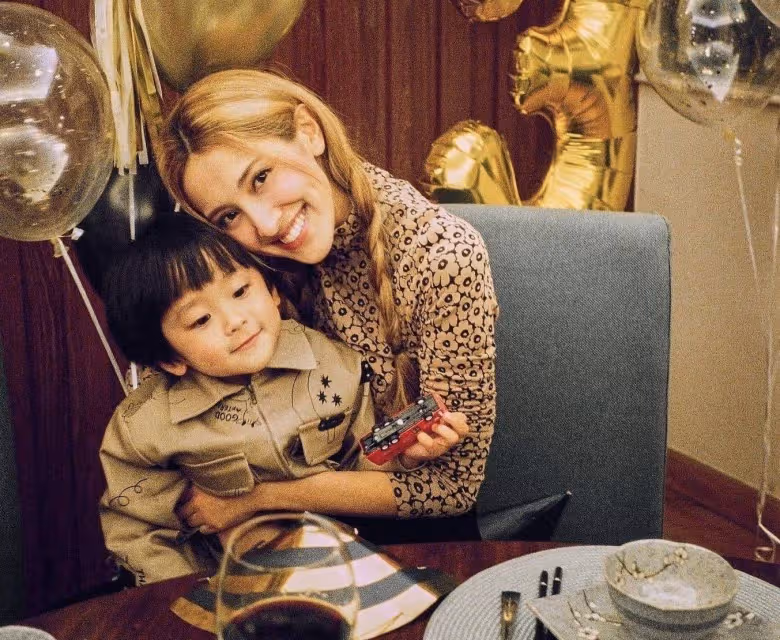 幸福!鄭嘉穎為大兒子舉辦3歲生日派對,一家四口高顏值羨煞旁人