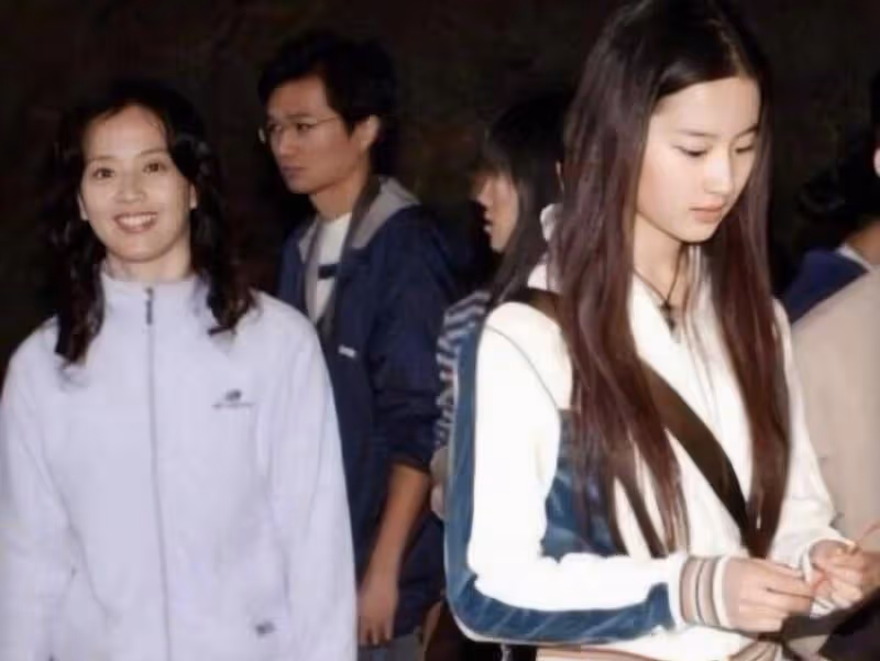 年輕藝人顏值難敵中年女星,同框即艷壓,年紀增長卻美貌不減?