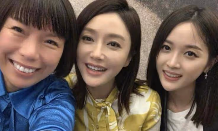年輕藝人顏值難敵中年女星,同框即艷壓,年紀增長卻美貌不減?