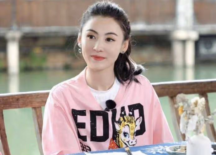 年輕藝人顏值難敵中年女星,同框即艷壓,年紀增長卻美貌不減?