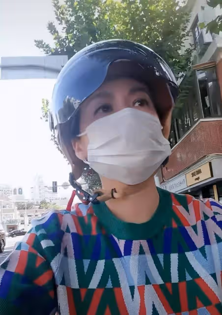 知名女星騎電動車接娃放學,每天坐地鐵出行,老公被曝是圈外富豪