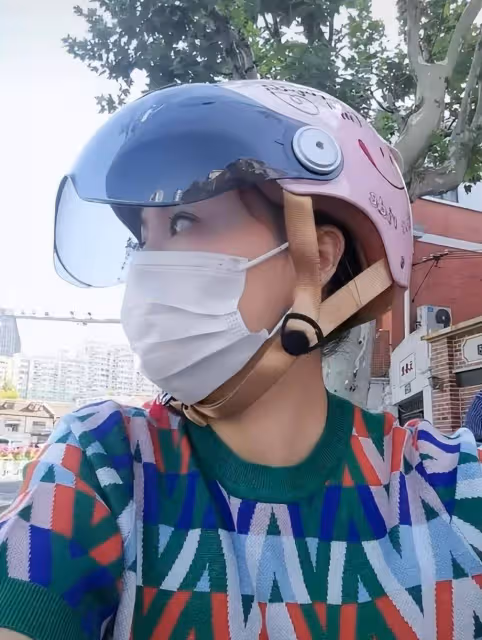 知名女星騎電動車接娃放學,每天坐地鐵出行,老公被曝是圈外富豪