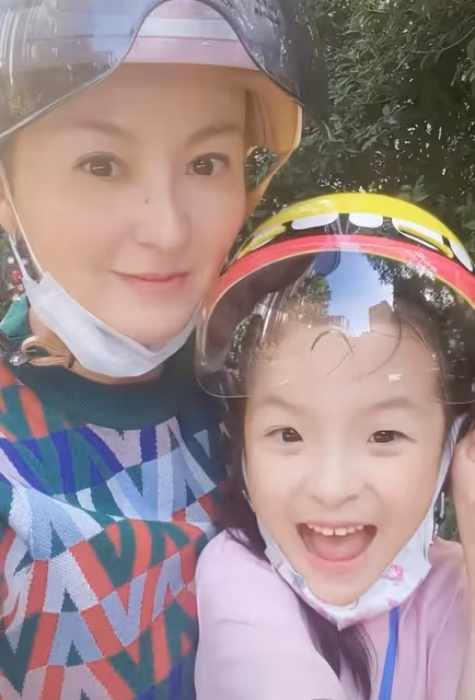 知名女星騎電動車接娃放學,每天坐地鐵出行,老公被曝是圈外富豪