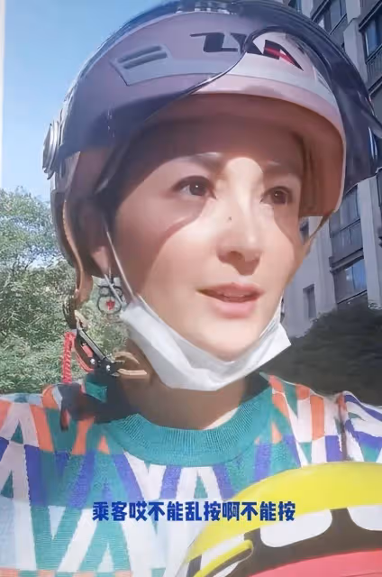 知名女星騎電動車接娃放學,每天坐地鐵出行,老公被曝是圈外富豪