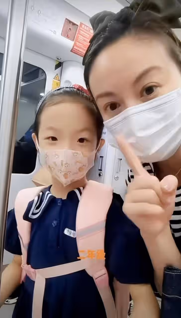 知名女星騎電動車接娃放學,每天坐地鐵出行,老公被曝是圈外富豪