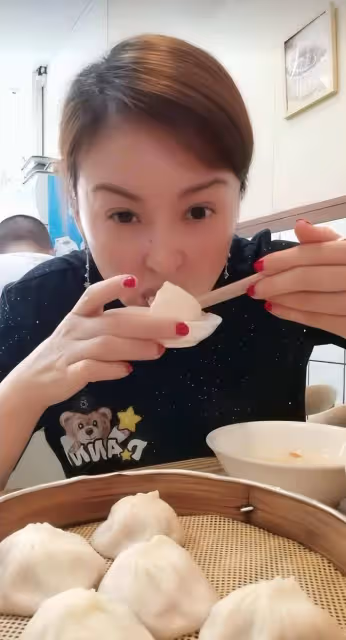 知名女星騎電動車接娃放學,每天坐地鐵出行,老公被曝是圈外富豪