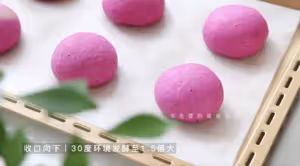 真香警告！紅紅火火的火龍果麵包～