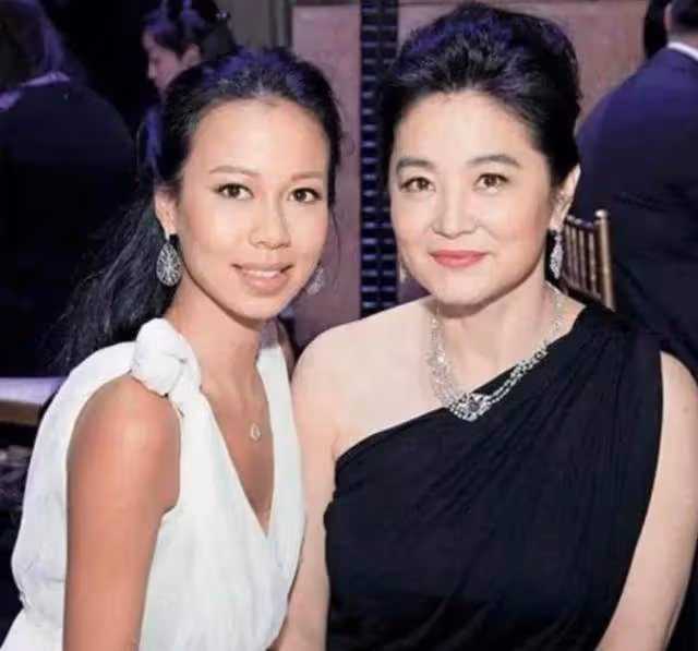 林青霞決定把名牌衣物捐出，而有30年歷史的褲子，卻是她最珍貴的「珍藏寶貝」
